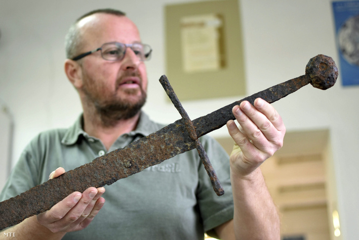 Középkori lovagi kardot ástak ki a földből Magyarországon
